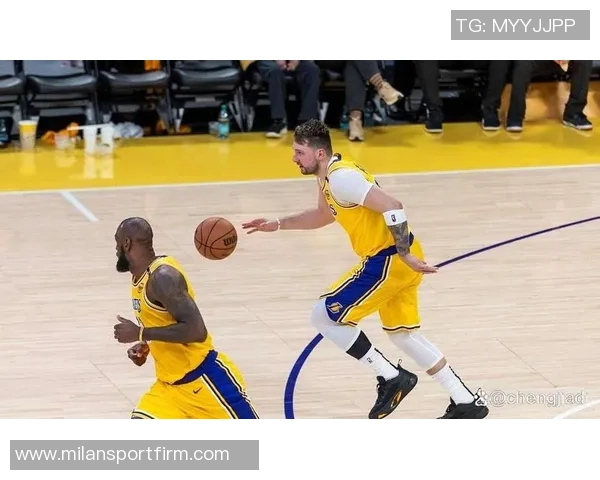 詹姆斯重返赛场展现实力与东契奇小里组合默契无间的精彩表现